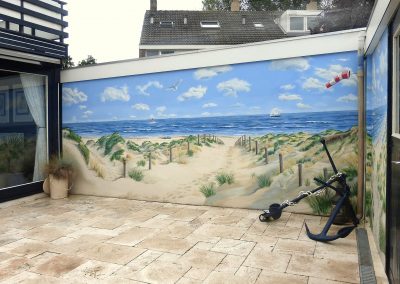 Muurschildering trompe-l'oeil zeegezicht met duinen, meeuwen en schepen