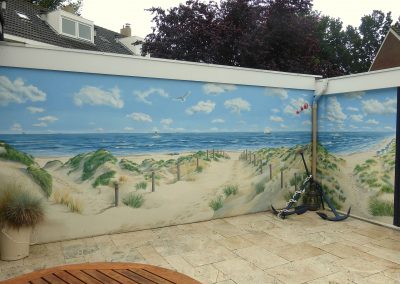 Panorama van Nederlandse kust met duinen, meeuwen en diverse schepen.