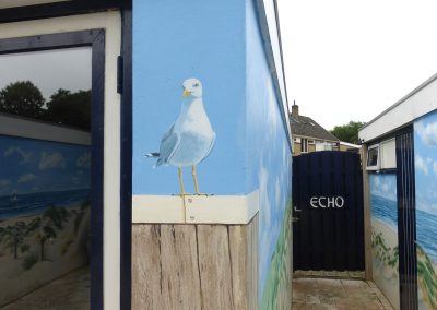 Muurschildering trompe-l'oeil zeegezicht. Meeuw op imitatie-houten paal