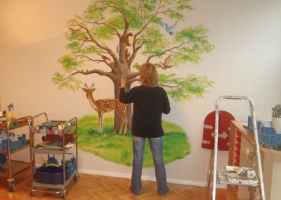 Marjan van Schaik muurschildering-boom-met-dieren