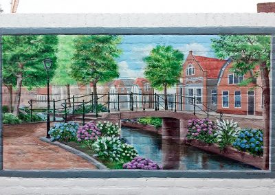 muurschildering landschap gracht met brug