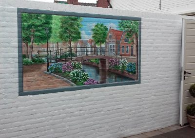 muurschildering landschap gracht met brug