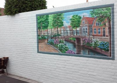 muurschildering landschap gracht met brug