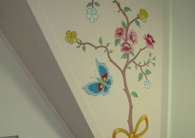 muurschildering meisjeskamer bloemen en vlinders