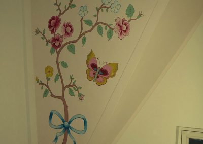 muurschildering meisjeskamer bloemen en vlinders