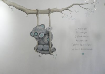Muurschildering babykamer me2you-beertje op een schommel, met gedichtje.